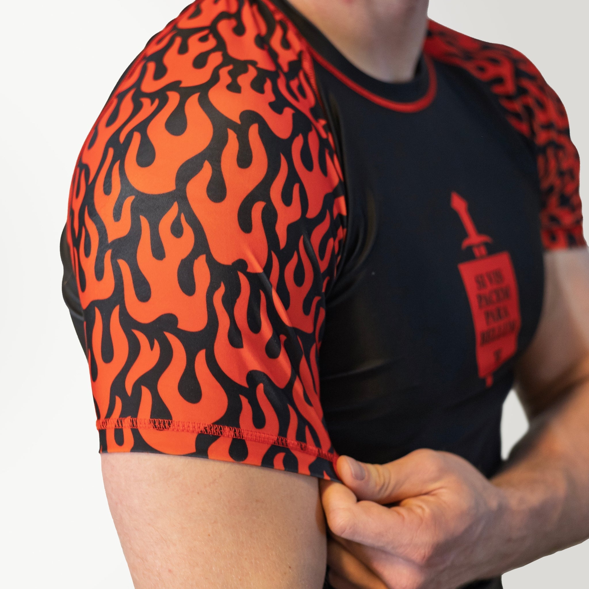 Nick Hartman wearing the Para Bellum V2 rashguard and showing details on the sleeve.